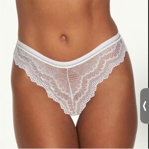 Frederick's of Hollywood Caroline White Lace Thong Panties Sz 1X Plus NEW Sexy‎